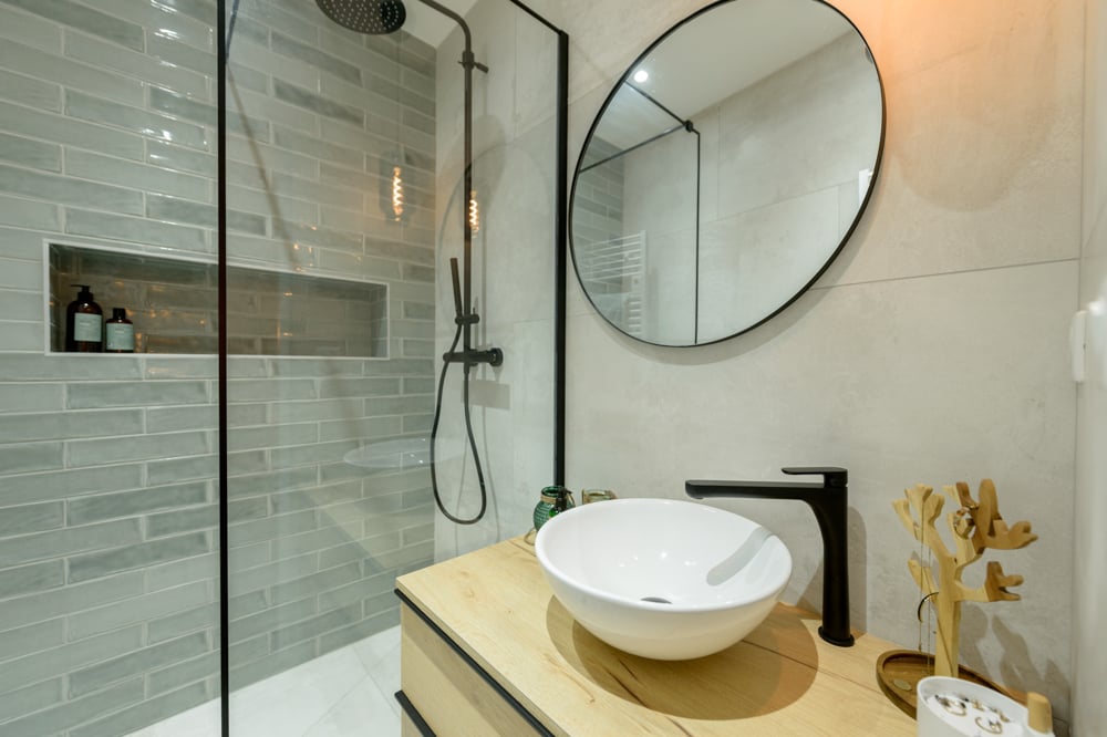 00-après-petite-salle-d-eau-minimaliste-scandinave-bois-noir-blanc