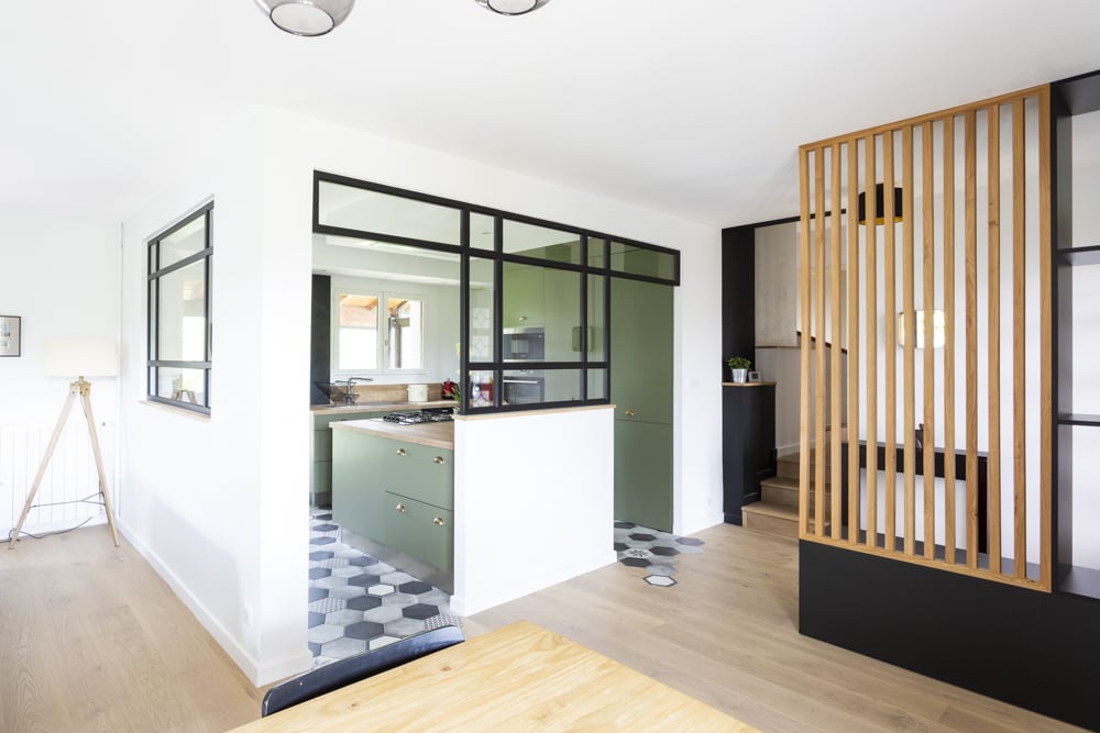 00-verriere-claustra-ensemble-entree-bois-noir-ligne-verticale-parquet-cuisine-kaki
