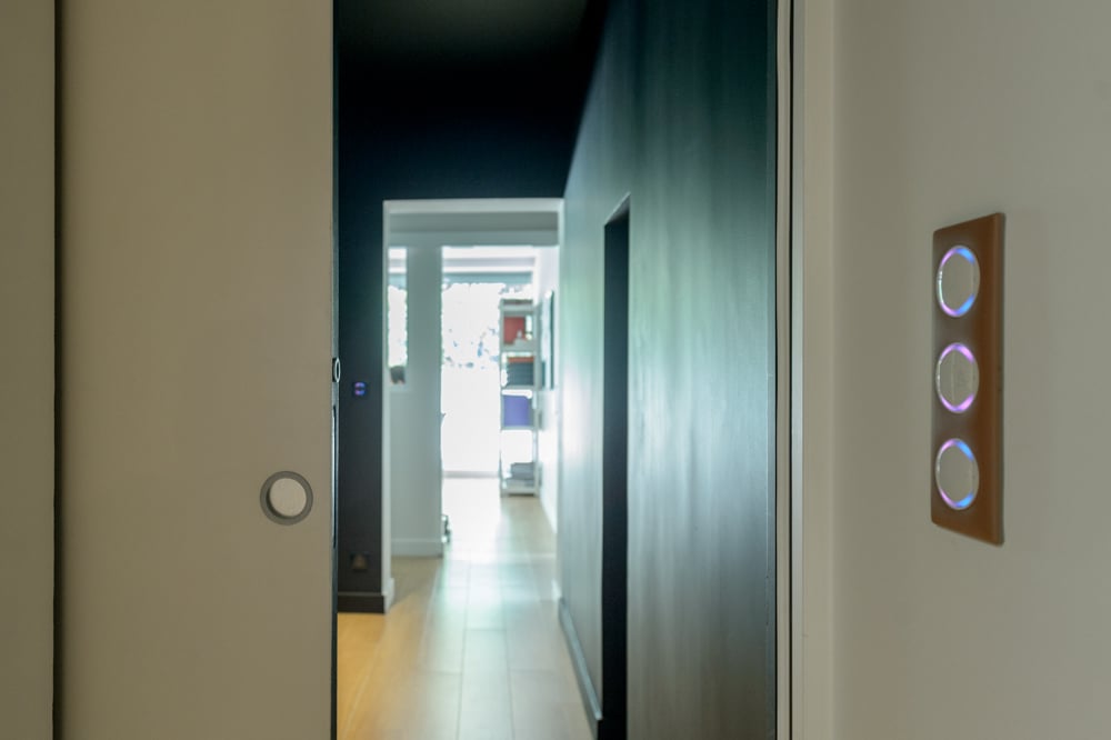 33-passage-noir-porte-a-galandage-appareillage-domotique-rose-legrand-celiane-lumiere