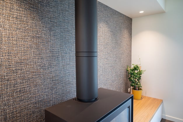 00-poele-bois-interieur-plateau-chene-blanc-peinture-conduit-metal-noir-papier-peint-texture-tapisserie