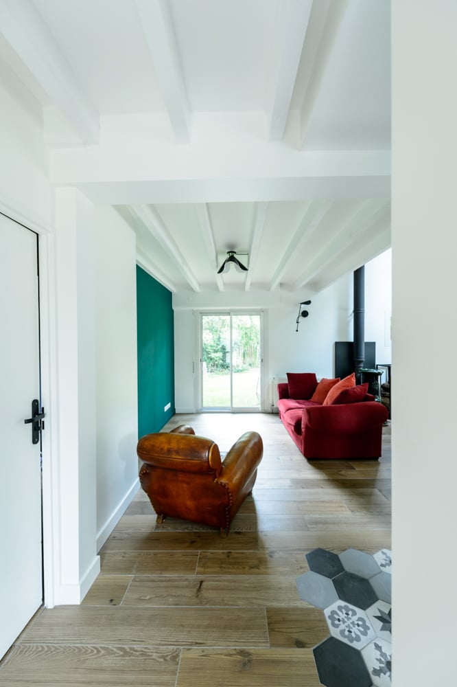 11-entree-ouverte-traversante-lumineuse-claire-carrelage-effet-bois-carreau-de-ciment-mur-vert-canape-rouge-velours