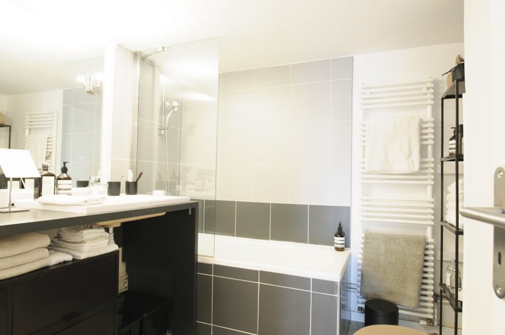 petite-salle-de-bain-lumineuse-1024x680