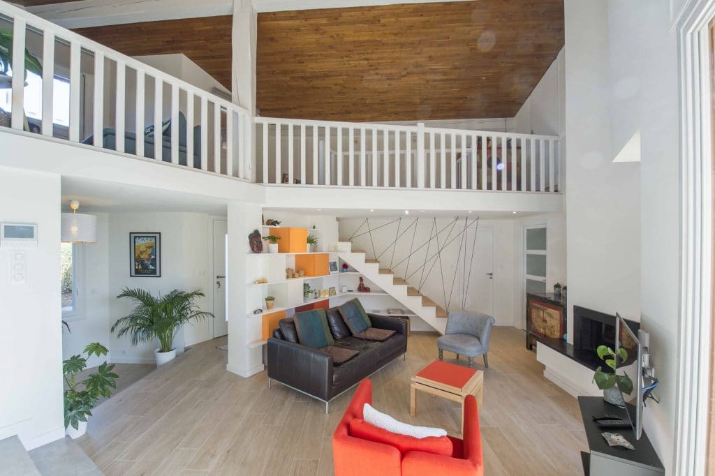 salon moderne avec mezzanine