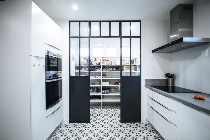 cellier de cuisine avec porte en verrière