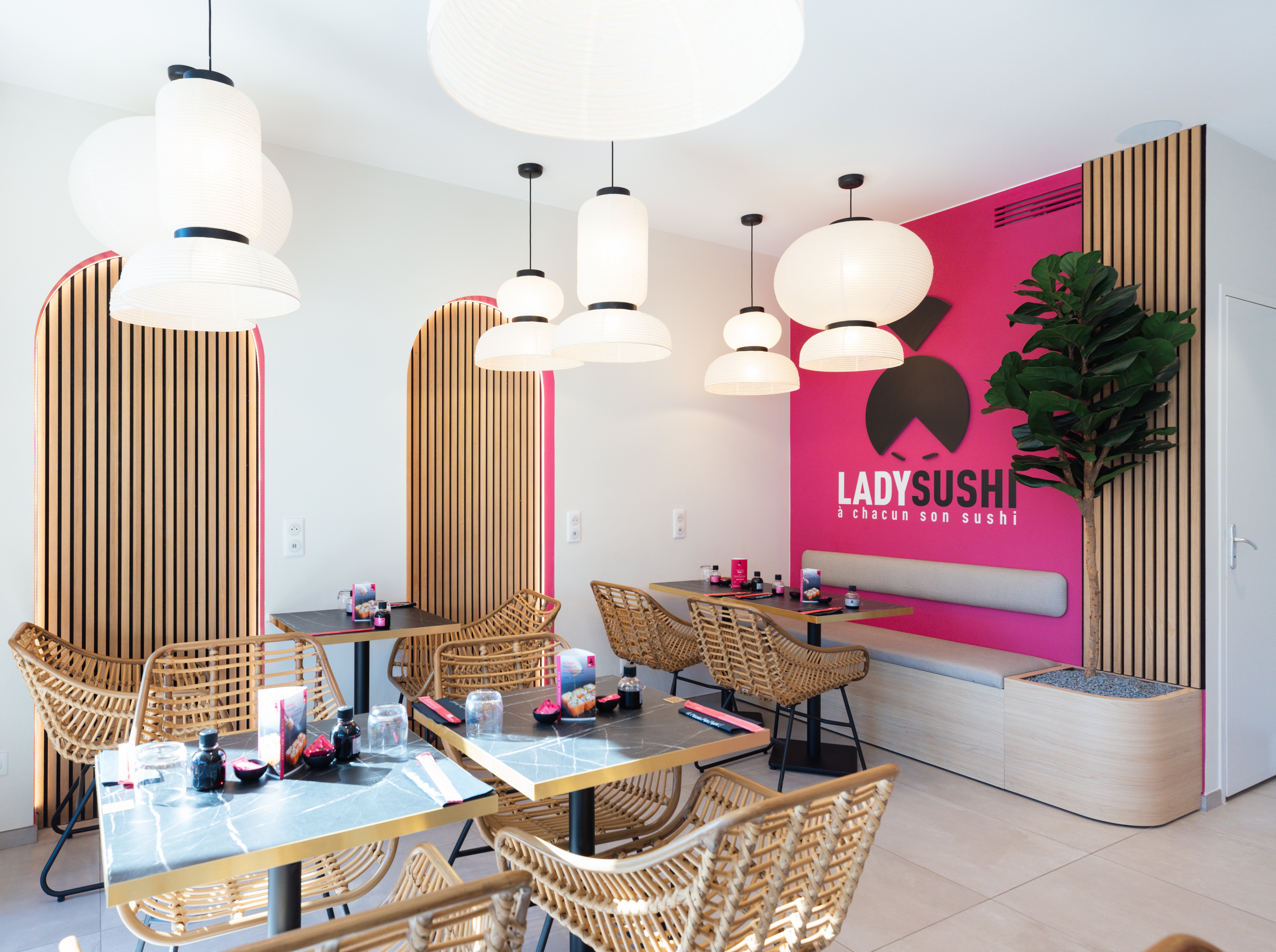 PHOTO-APRES-RESTAURANT-BANQUETTE-BOIS-ROSE-NOIR