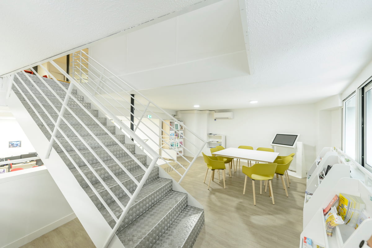 04-escalier-refection-blanc-lumineux-couleur-jaune-accueillant