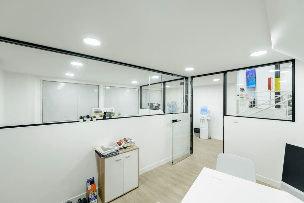 12-interieur-bureau-confidentiel-reception-client-vitrage-mi-hauteur-contour-noir-lumineux