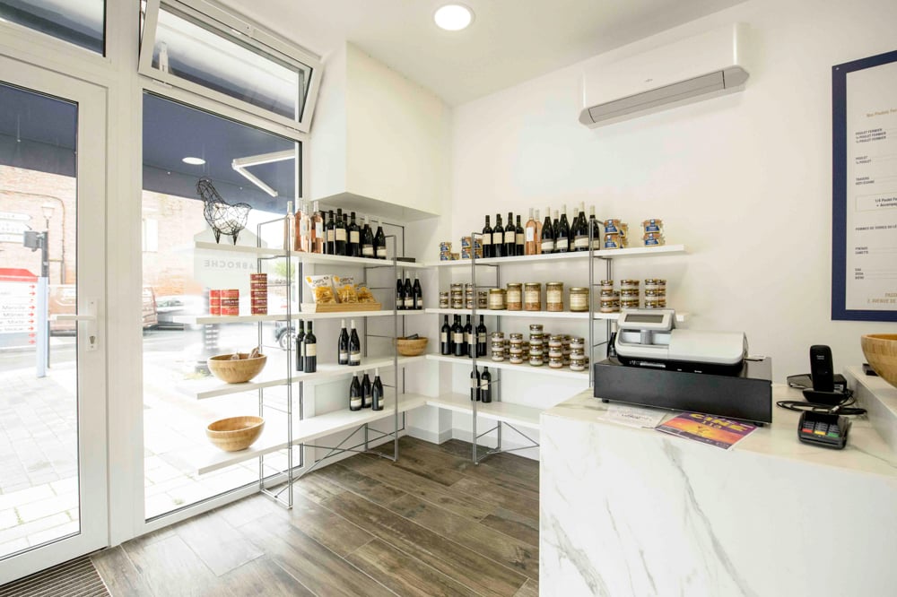 rotisserie-rayonnage-produits-locaux-france-interieur-deco-etagere-mobilier-blanc-lumineux-lumiere