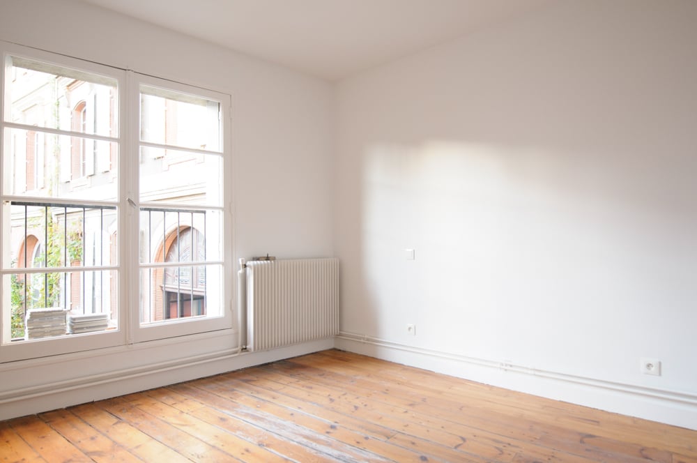 Beaux-Intérieurs-t4-toulouse-rénovation-chambre-vue-court-intérieur