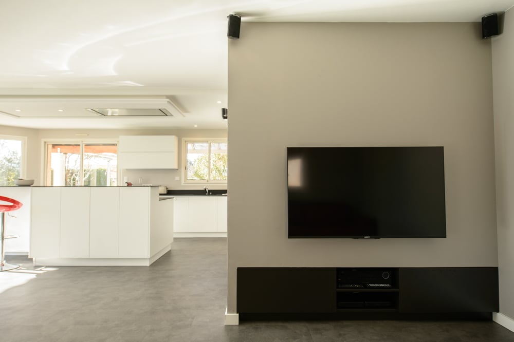 00-TV-suspensdue-meuble-agencement-décoration-moderne-ouverture-cuisine-ouverte-tabouret-haut-rouge-brillant-sol-vinyl-noir-ilot-central-faux-plafond