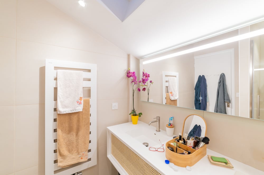04-apres-renovation-miroir-eclairage-integre-spacieux-lumineux-design-moderne-contemporrain